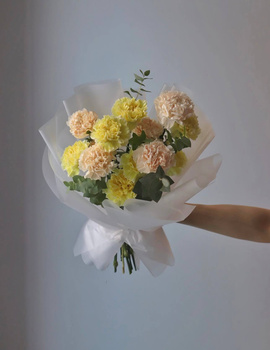 Bukiet goździków żółtych i kremowych 