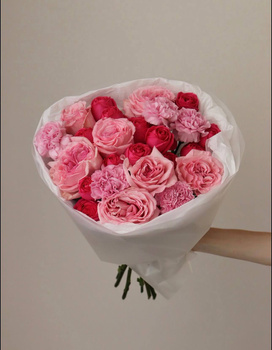 Bukiet róż i goździków różowych