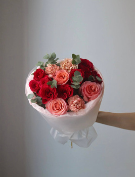 Bukiet róż czerwonych i brzoskwiniowych z goździkami 