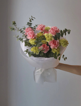 Bukiet goździków różowych i zielonych 