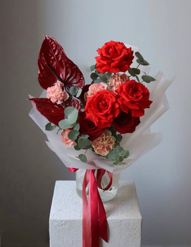 Bukiet róż, goździków i anturium