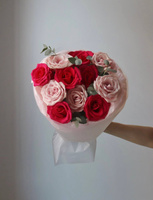 Bukiet róż czerwonych i jasnoróżowych 