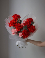 Bukiet róż czerwonych, różowych i goździków